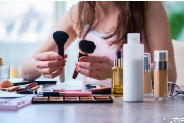 妝前乳能隔離彩妝么 妝前乳可以用什么替代 妝前乳能隔離彩妝么 妝前乳可以用什么替代