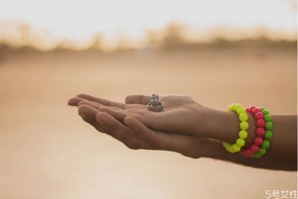 丈夫會(huì)忘掉精神出軌對象嗎 男人精神出軌的癥狀