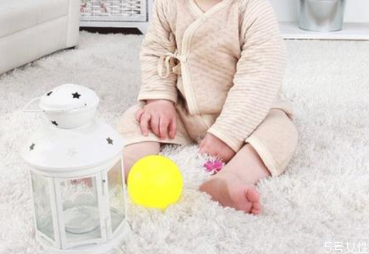 新生女寶寶私處有白色分泌物正常嗎 是怎么回事 新生女寶寶私處有白色分泌物正常嗎 是怎么回事