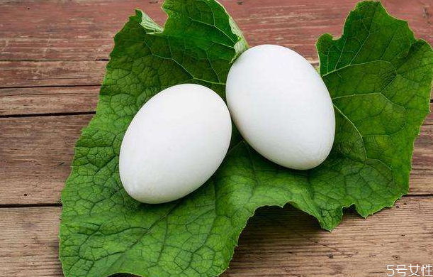 鵝蛋清含膽固醇嗎 鵝蛋清吃了會(huì)長(zhǎng)胖嗎 鵝蛋清含膽固醇嗎 鵝蛋清吃了會(huì)長(zhǎng)胖嗎