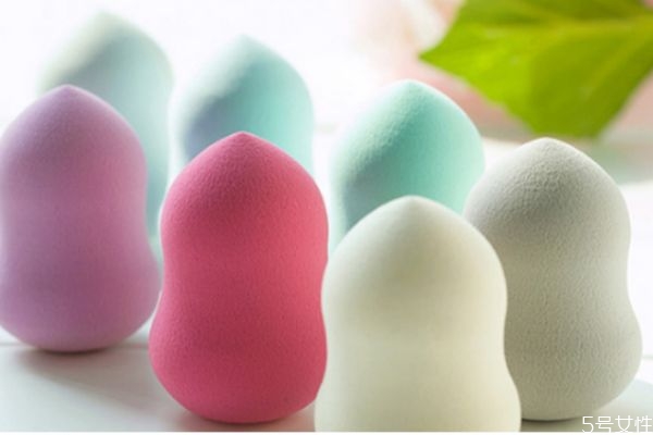 化妝用的海綿叫什么 如何用三角海綿上妝 化妝用的海綿叫什么 如何用三角海綿上妝