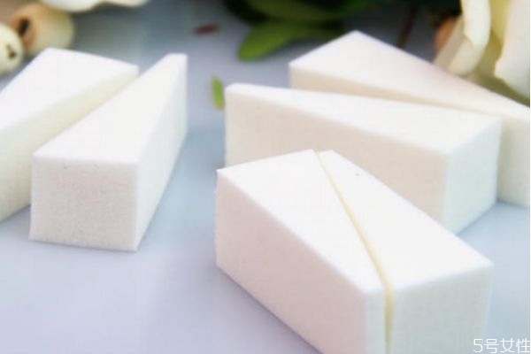 化妝用的海綿叫什么 如何用三角海綿上妝 化妝用的海綿叫什么 如何用三角海綿上妝