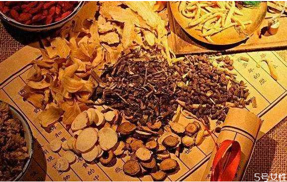 中藥泡澡有什么好處 藥浴的注意事項 中藥泡澡有什么好處 藥浴的注意事項