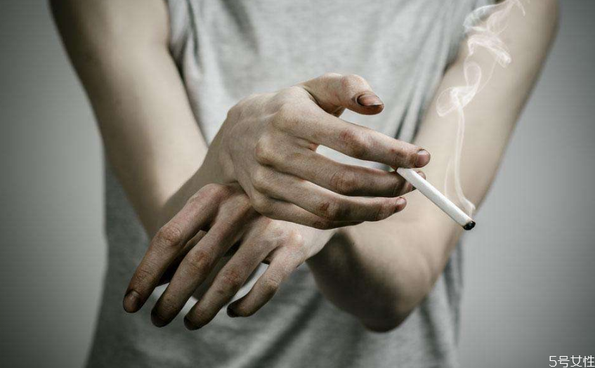 為什么抽煙會(huì)讓牙齒變黃 抽煙牙黃怎么變白 為什么抽煙會(huì)讓牙齒變黃 抽煙牙黃怎么變白