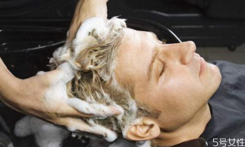 理發(fā)店洗發(fā)水為什么超市買不到 理發(fā)店洗發(fā)水經常用好嗎 理發(fā)店洗發(fā)水為什么超市買不到 理發(fā)店洗發(fā)水經常用好嗎