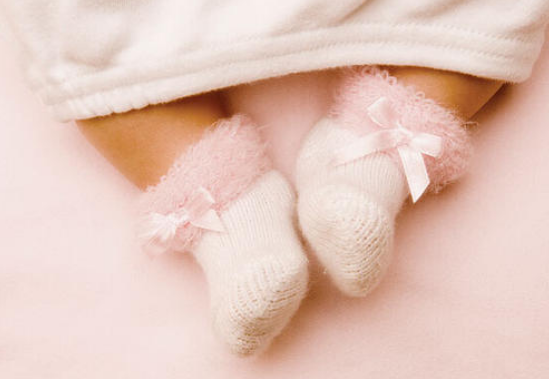 新生兒小腿彎曲正常嗎 新生兒小腿彎曲是怎么回事 新生兒小腿彎曲正常嗎 新生兒小腿彎曲是怎么回事