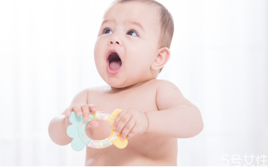 新生兒晚上親喂還是瓶喂 親喂和瓶喂哪個(gè)更不容易脹氣