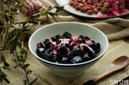 龜苓膏含有黑色素嗎 龜苓膏吃多了對(duì)身體有什么影響 龜苓膏含有黑色素嗎 龜苓膏吃多了對(duì)身體有什么影響