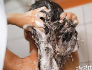 洗衣粉能洗頭發(fā)嗎 用洗衣粉洗頭發(fā)會怎樣 洗衣粉能洗頭發(fā)嗎 用洗衣粉洗頭發(fā)會怎樣