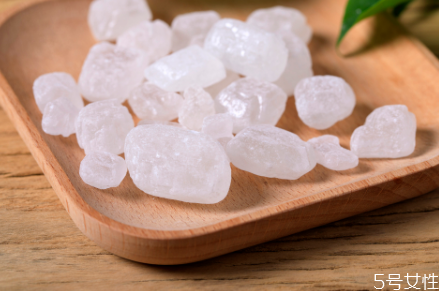 冰糖為什么有白有黃 黃冰糖和白冰糖的區(qū)別 冰糖為什么有白有黃 黃冰糖和白冰糖的區(qū)別