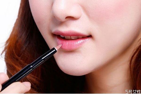 潤唇膏和唇部打底有什么區(qū)別 護唇膏和潤唇膏一樣嗎 潤唇膏和唇部打底有什么區(qū)別 護唇膏和潤唇膏一樣嗎