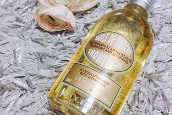 沐浴油和沐浴啫喱區(qū)別 沐浴啫喱和沐浴露有什么區(qū)別 沐浴油和沐浴啫喱區(qū)別 沐浴啫喱和沐浴露有什么區(qū)別