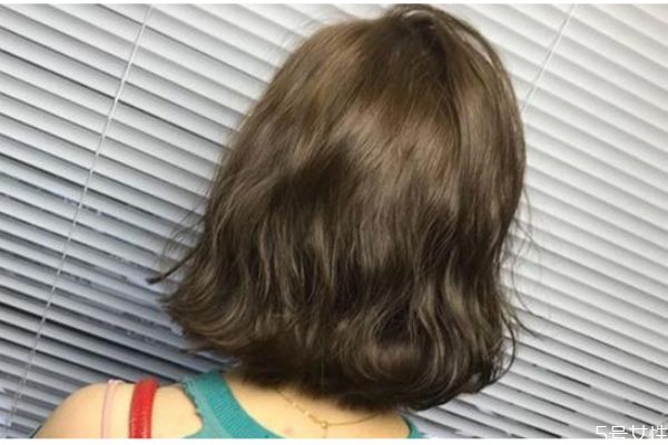 頭發(fā)干燥怎么護理才能柔順 頭發(fā)太干燥了怎么保養(yǎng) 頭發(fā)干燥怎么護理才能柔順 頭發(fā)太干燥了怎么保養(yǎng)