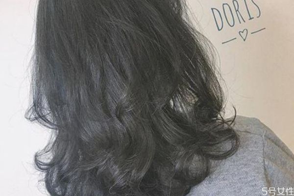 頭發(fā)干燥怎么護理才能柔順 頭發(fā)太干燥了怎么保養(yǎng) 頭發(fā)干燥怎么護理才能柔順 頭發(fā)太干燥了怎么保養(yǎng)