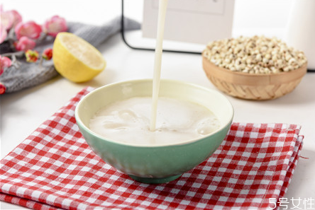 小孩喝豆?jié){要加糖嗎 小孩喝豆?jié){的好處和壞處 小孩喝豆?jié){要加糖嗎 小孩喝豆?jié){的好處和壞處