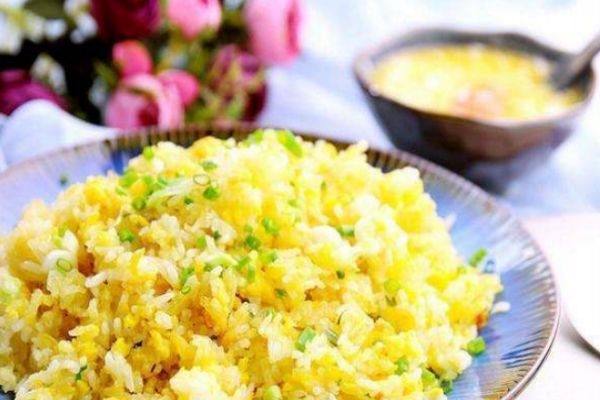 蛋炒飯是先放蛋還是先炒飯 蛋炒飯要放幾個(gè)雞蛋