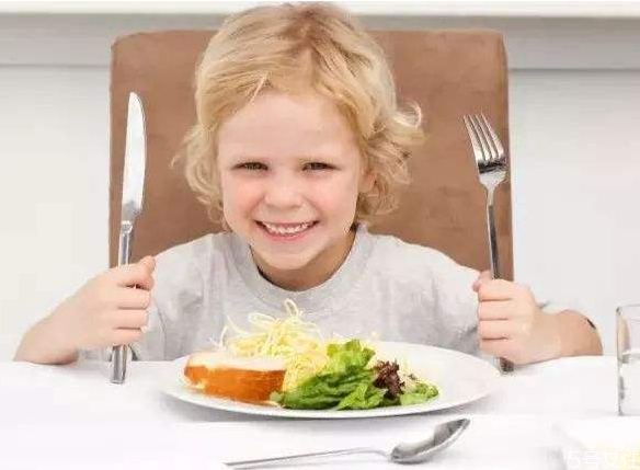 容易導致寶寶噎食的行為有哪些 寶寶噎食急救措施 容易導致寶寶噎食的行為有哪些 寶寶噎食急救措施