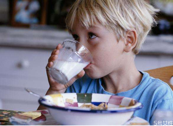 容易導致寶寶噎食的行為有哪些 寶寶噎食急救措施 容易導致寶寶噎食的行為有哪些 寶寶噎食急救措施
