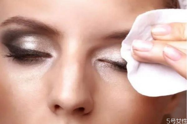 眼唇卸妝液能卸臉部嗎 沒有卸妝液要怎么卸妝 眼唇卸妝液能卸臉部嗎 沒有卸妝液要怎么卸妝