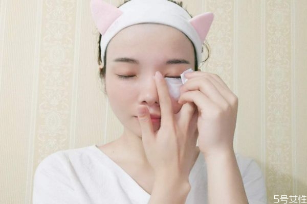 眼唇卸妝液能卸臉部嗎 沒有卸妝液要怎么卸妝 眼唇卸妝液能卸臉部嗎 沒有卸妝液要怎么卸妝