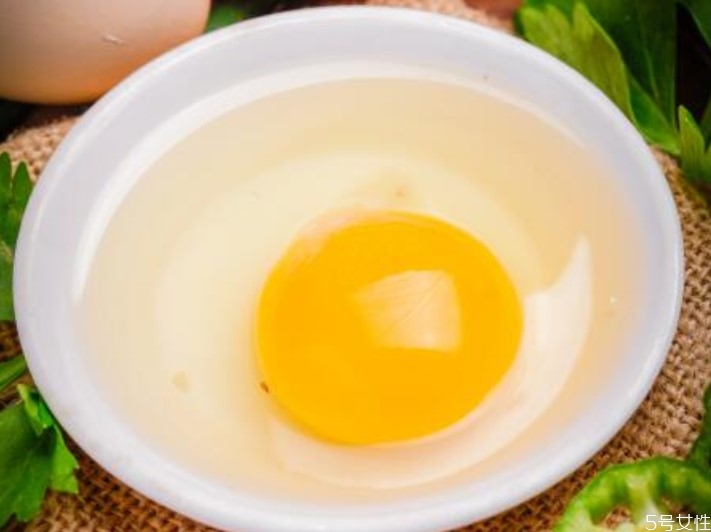 雞蛋和糖一起吃會中毒嗎 雞蛋黃有點綠還能吃嗎 雞蛋和糖一起吃會中毒嗎 雞蛋黃有點綠還能吃嗎