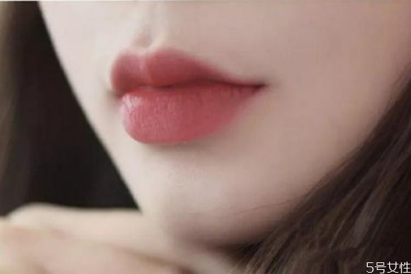 涂完唇膏多久涂口紅 潤(rùn)唇膏和口紅的區(qū)別