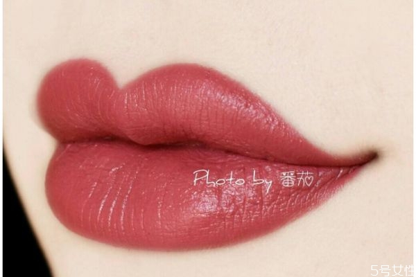 用粉底液打底再涂啞光口紅會(huì)滋潤嗎 用啞光口紅怎么打底