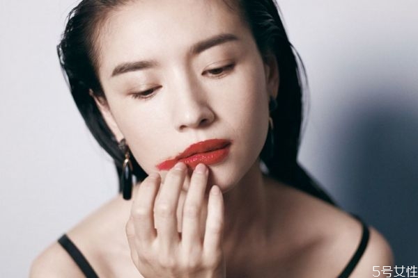 用粉底液打底再涂啞光口紅會(huì)滋潤嗎 用啞光口紅怎么打底