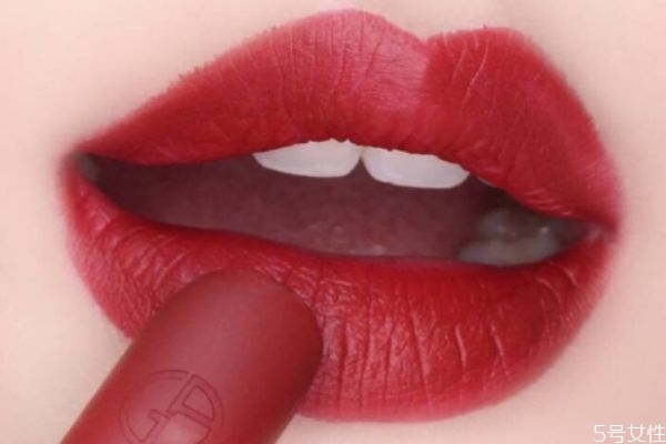 涂完唇膏多久涂口紅 潤(rùn)唇膏和口紅的區(qū)別