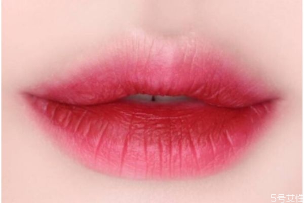 涂完唇膏多久涂口紅 潤(rùn)唇膏和口紅的區(qū)別