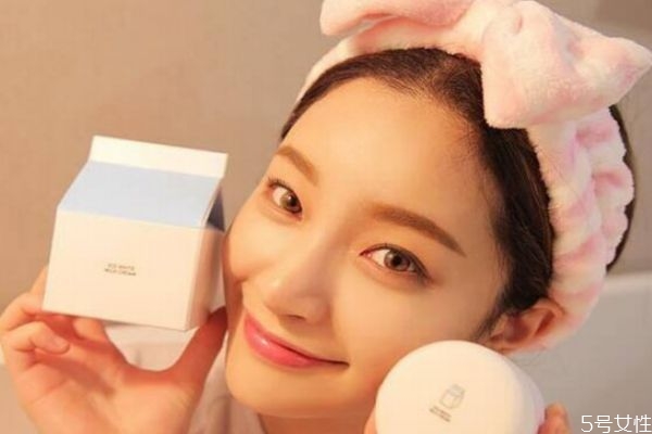 貴婦膏和素顏霜的區(qū)別 貴婦膏為什么一涂就白 貴婦膏和素顏霜的區(qū)別 貴婦膏為什么一涂就白