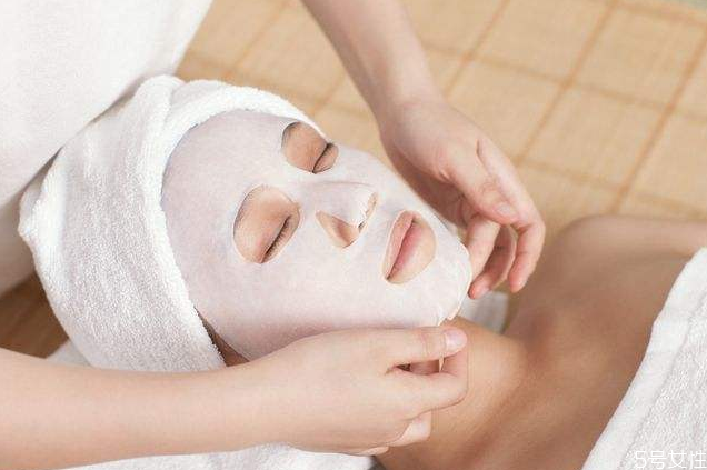 涂了爽膚水多久敷面膜 面膜里的精華液第二天還能用嗎 涂了爽膚水多久敷面膜 面膜里的精華液第二天還能用嗎
