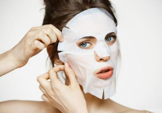 敷面膜可以玩手機嗎 敷美白面膜要不要關(guān)燈 敷面膜可以玩手機嗎 敷美白面膜要不要關(guān)燈