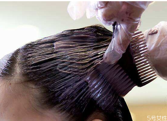 染過(guò)黑色的頭發(fā)再染什么顏色容易上色 染黑后想換顏色怎么辦