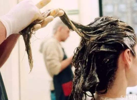 染過(guò)黑色的頭發(fā)再染什么顏色容易上色 染黑后想換顏色怎么辦