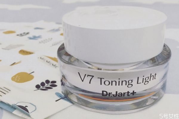 素顏霜可以代替粉底液嗎 素顏霜可以帶上飛機(jī)嗎 素顏霜可以代替粉底液嗎 素顏霜可以帶上飛機(jī)嗎