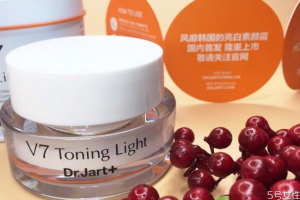 長(zhǎng)時(shí)間用素顏霜可以變白嗎 過(guò)期素顏霜用了會(huì)爛臉嗎