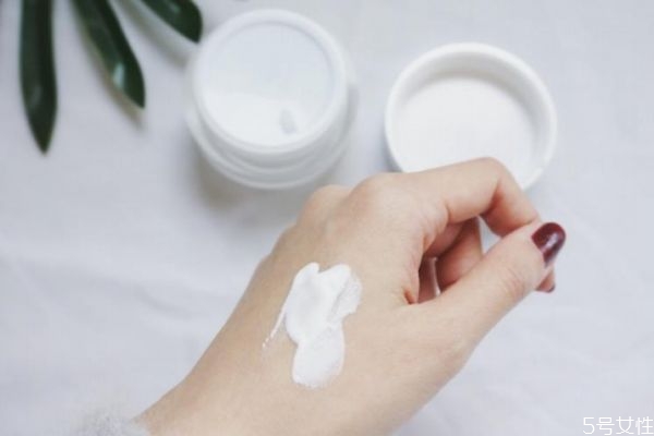 面霜和素顏霜哪個好 面霜和素顏霜先擦哪個 面霜和素顏霜哪個好 面霜和素顏霜先擦哪個