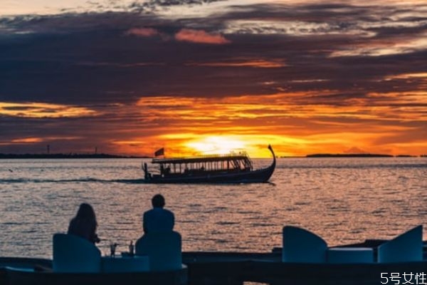討女孩子歡心套路的話 跟女孩兒聊天的小技巧 討女孩子歡心套路的話 跟女孩兒聊天的小技巧