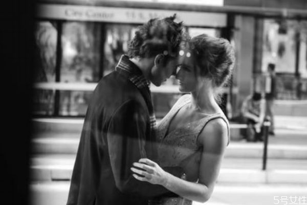 當(dāng)男生開始對你有保護(hù)欲 成熟男人追女人的手段