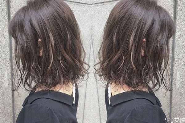 漂過的頭發(fā)染黑多久掉色 漂過的頭發(fā)一般多久褪色 漂過的頭發(fā)染黑多久掉色 漂過的頭發(fā)一般多久褪色