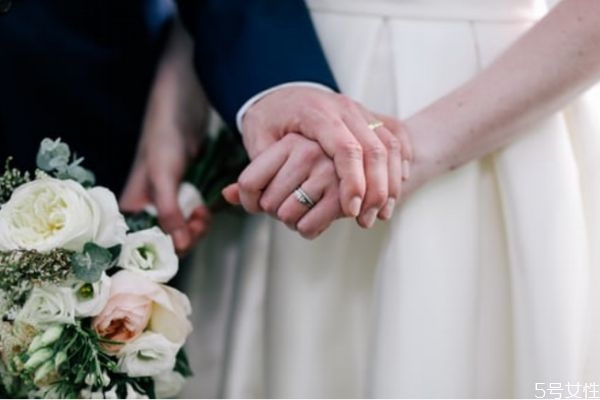 女生喜歡你的跡象 女生喜歡你的細(xì)微表現(xiàn) 女生喜歡你的跡象 女生喜歡你的細(xì)微表現(xiàn)