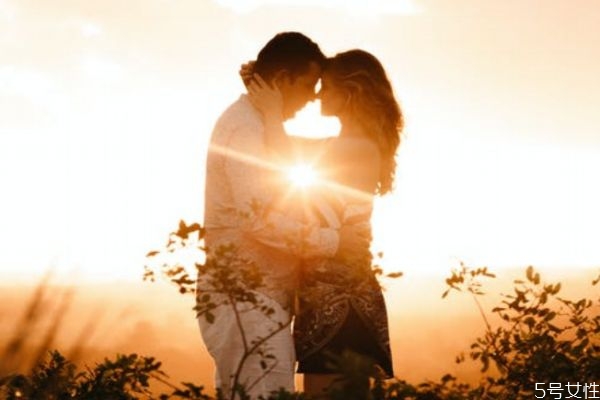 男人貶低打壓女人的目的 男人心里瞧不起你的表現(xiàn) 男人貶低打壓女人的目的 男人心里瞧不起你的表現(xiàn)