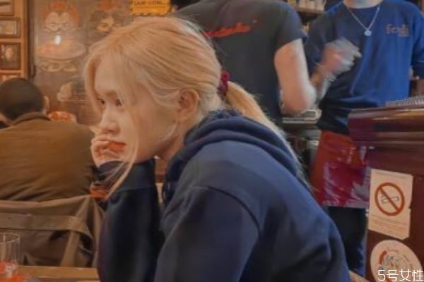 頭發(fā)沒染均勻還有救嗎 剛染的頭發(fā)能再重染嗎