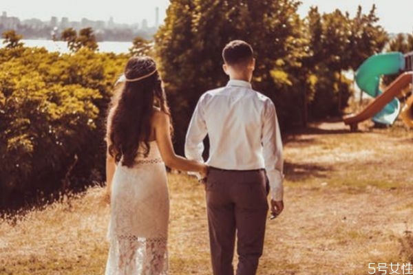 回避型人格喜歡什么人 回避型愛一個(gè)人表現(xiàn)