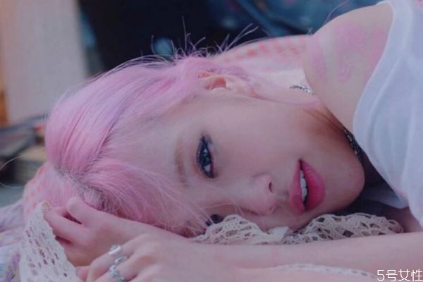 頭發(fā)沒染均勻還有救嗎 剛染的頭發(fā)能再重染嗎