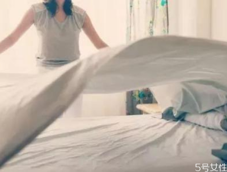 怎么馬上去除被子上的霉味 如何防止被子發(fā)霉 怎么馬上去除被子上的霉味 如何防止被子發(fā)霉