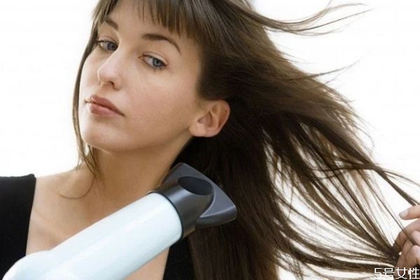 洗完頭太蓬松怎么辦 洗完頭怎樣不炸毛 洗完頭太蓬松怎么辦 洗完頭怎樣不炸毛