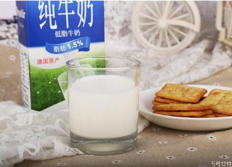 每天喝脫脂牛奶會(huì)胖嗎 脫脂牛奶當(dāng)水喝會(huì)胖嗎 每天喝脫脂牛奶會(huì)胖嗎 脫脂牛奶當(dāng)水喝會(huì)胖嗎
