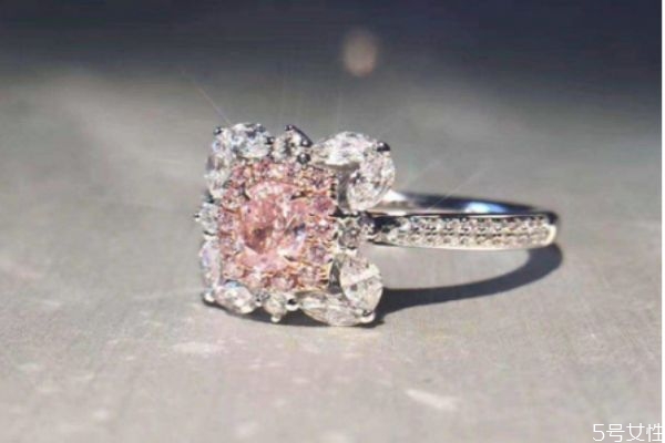 彩色鉆石和白鉆哪個(gè)更有收藏價(jià)值 彩鉆和白鉆哪個(gè)貴